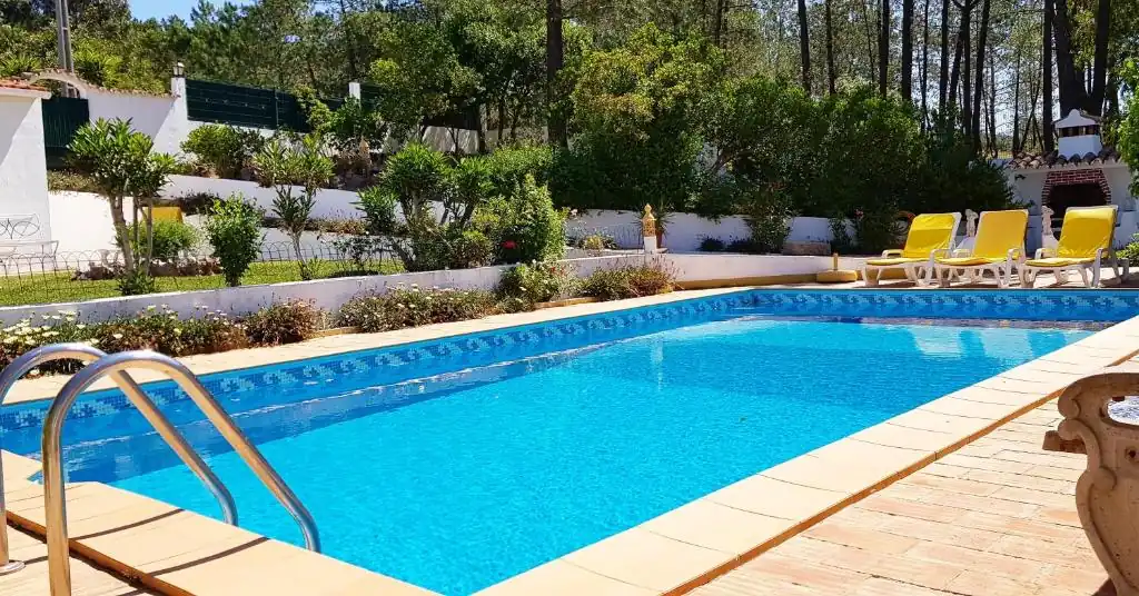 Casa da Mae swimming pool and lush gardens in Salir, Portugal